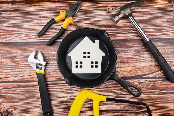 Maintenance Airbnb Angers : technicien professionnel effectuant une réparation dans un logement locatif